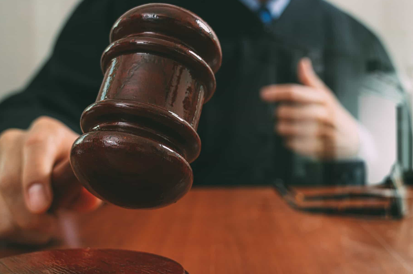 Moradora indenizará família de zelador do prédio por discriminação