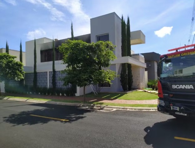 Casa em condomínio fechado pega fogo e é interditada pela Defesa Civil em Uberlândia